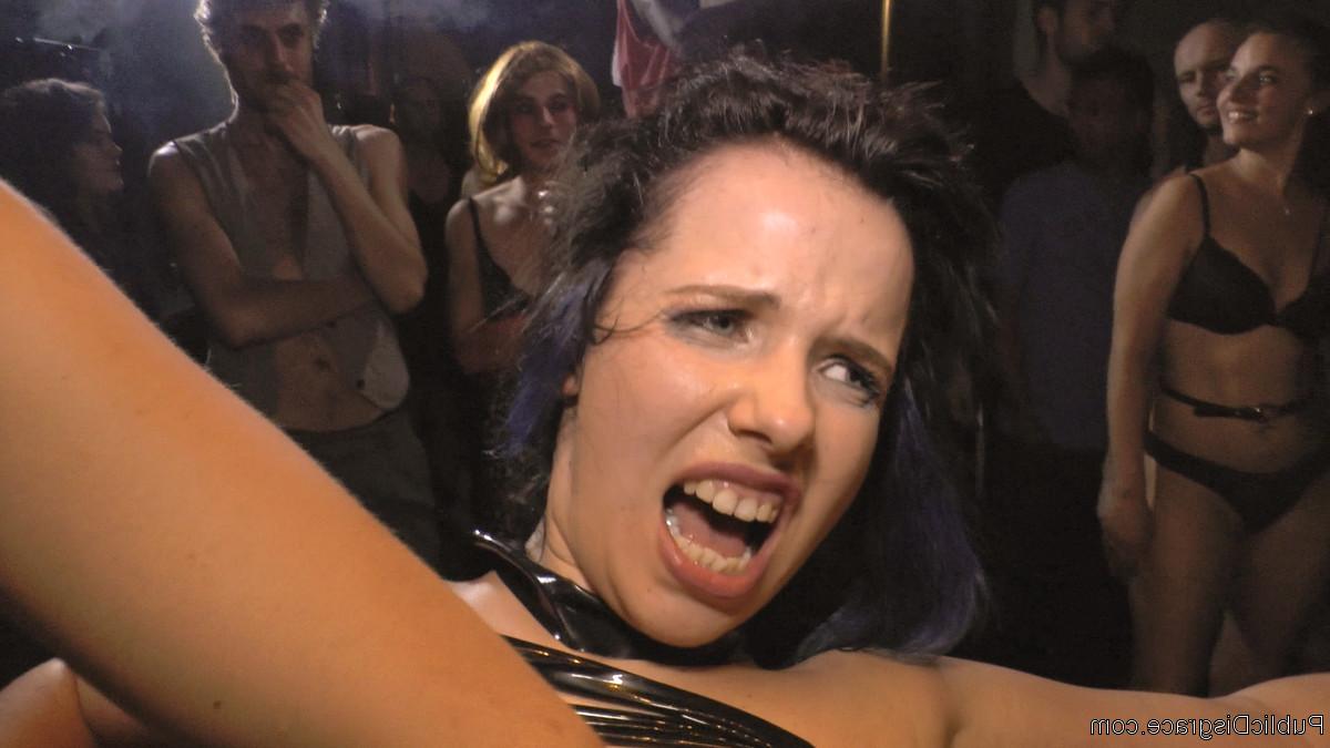 20P Sub Pina De Luxe é humilhada em público antes de um punho BDSM e foda facial