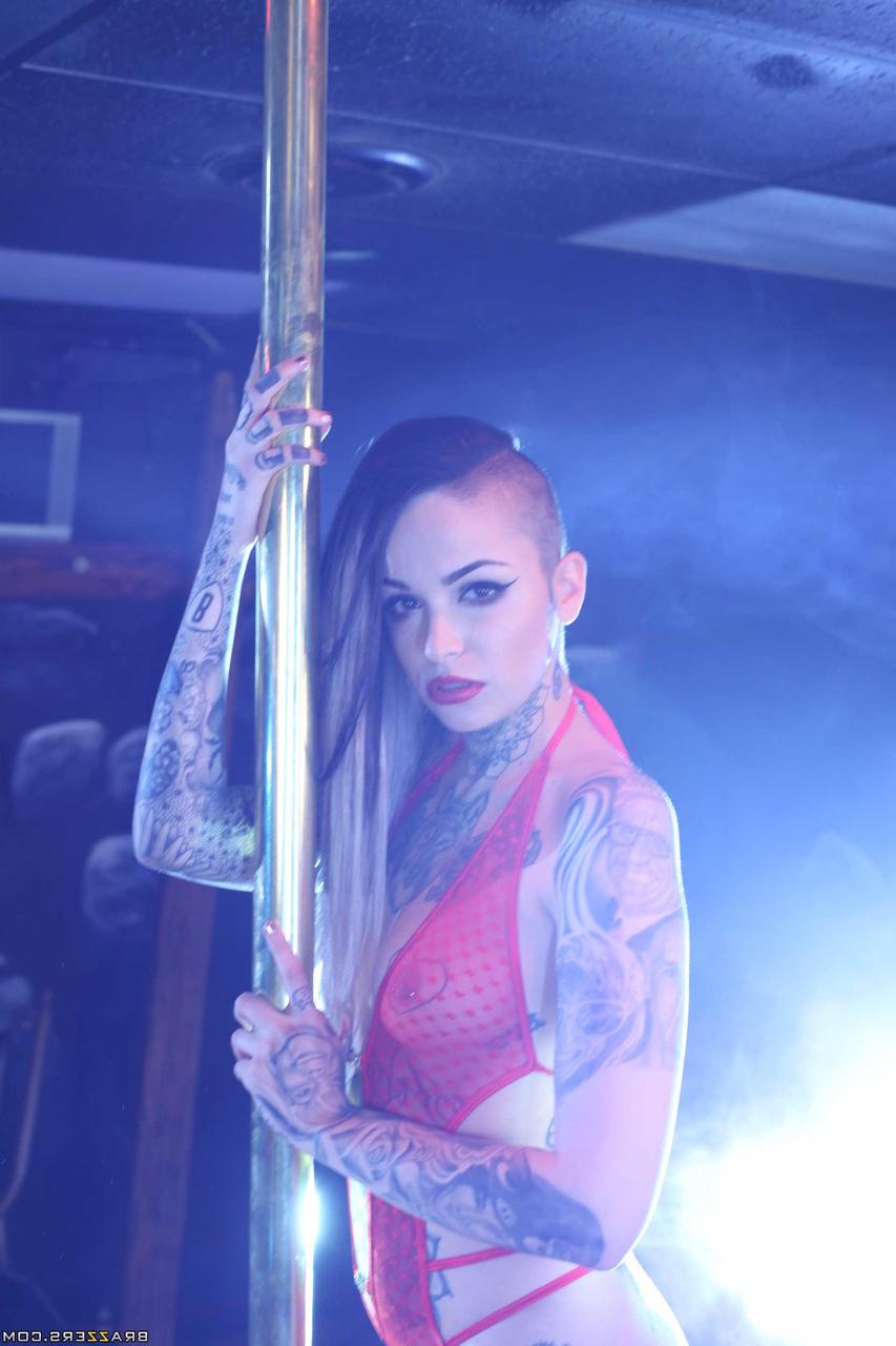 19P Die versaute Stripperin Leigh Raven zeigt ihren unglaublich tätowierten Körper und ihre rosa Löcher