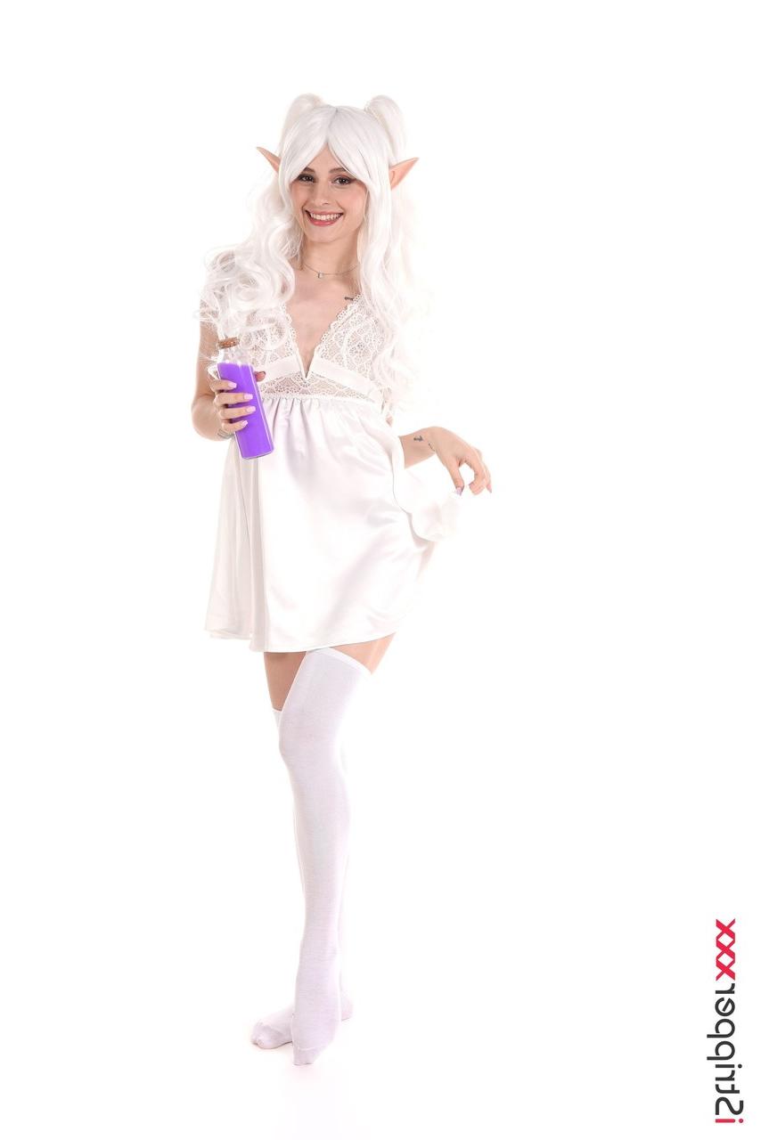 15P La cosplayer rubia platino Christy White se masturba con un juguete sexual