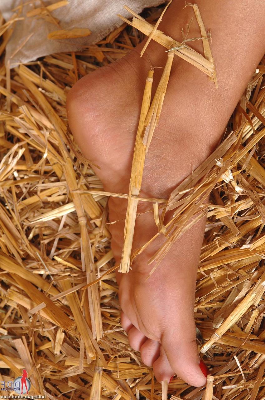 20P La magnifique star du porno Jasmine Black se fait lécher les pieds avant de faire un footjob.