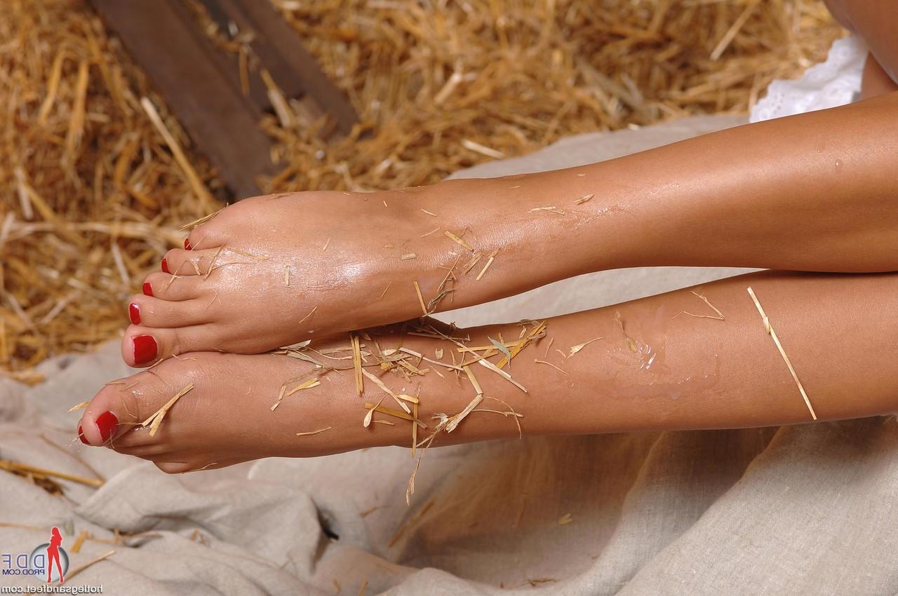 20P La magnifique star du porno Jasmine Black se fait lécher les pieds avant de faire un footjob.