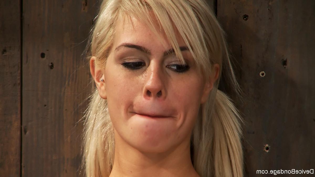 20P Die blonden Sklavinnen Tara Lynn Foxx und Mellanie Monroe werden von der Lezdomin Isis Love gespielt