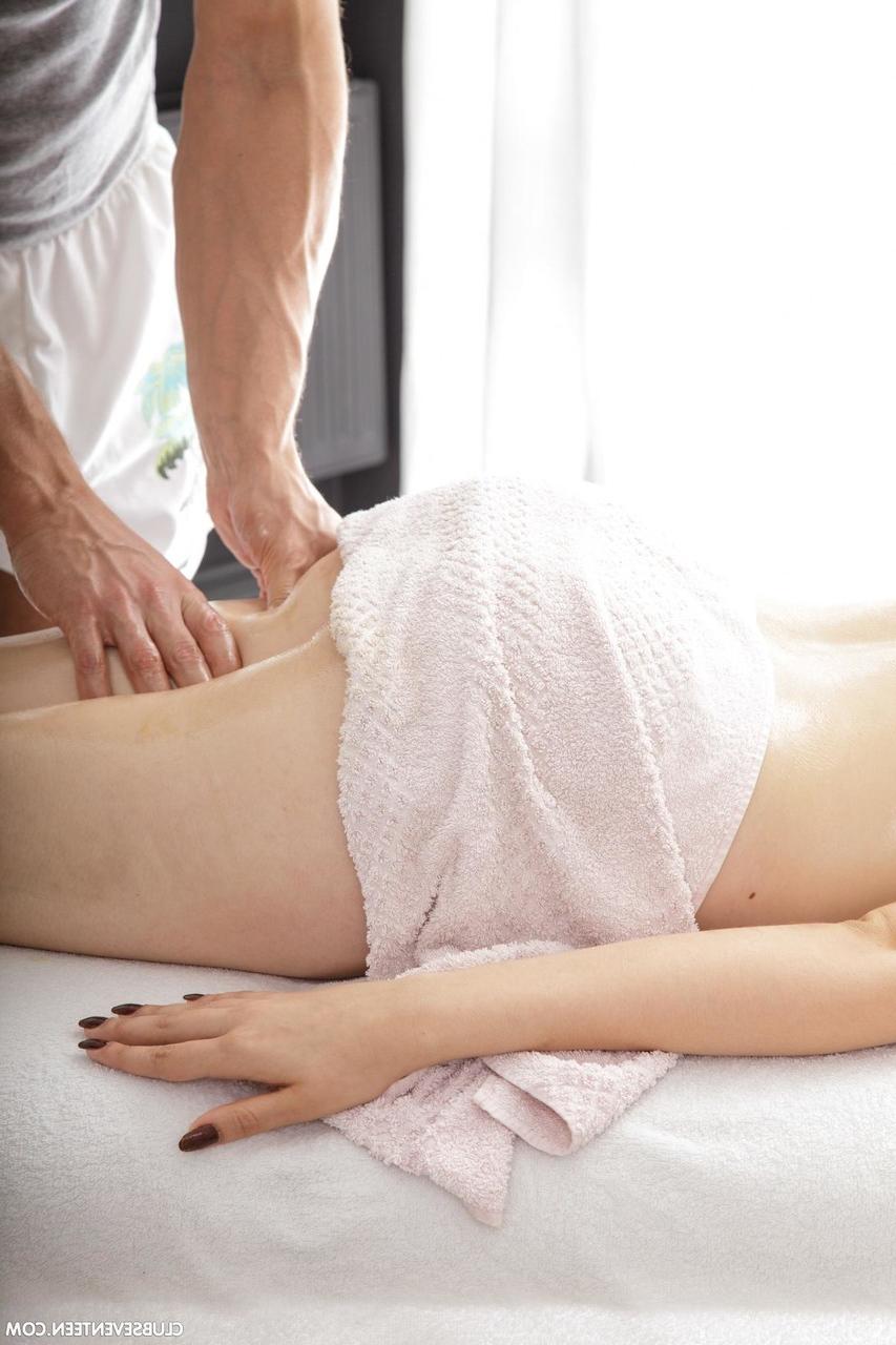 20P A adolescente russa Sheila B recebe uma massagem quente e oleosa e fode seus peitos grandes