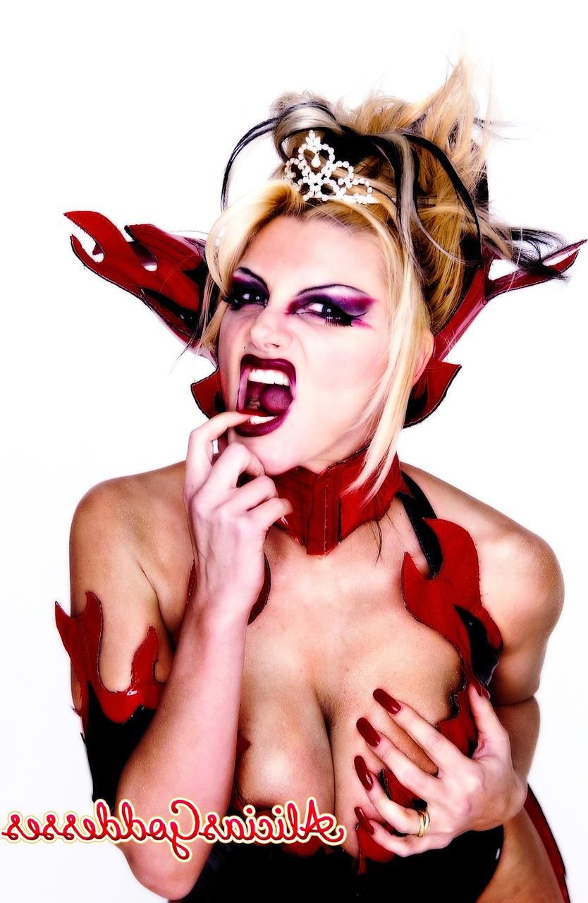 20P A estrela pornô gostosa BrittanyAndrews posando em sua fantasia sexy de Halloween em um solo