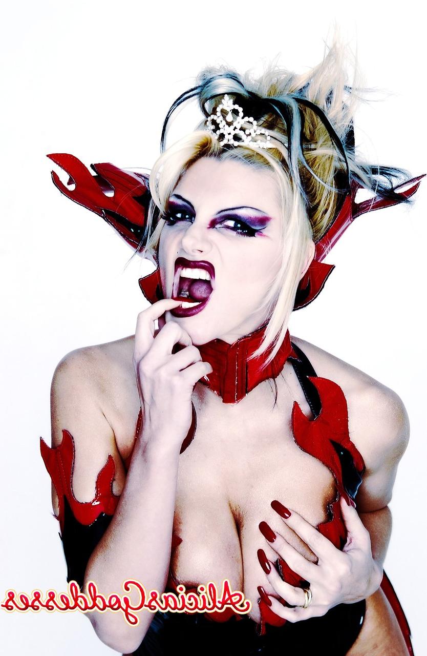 20P A estrela pornô gostosa BrittanyAndrews posando em sua fantasia sexy de Halloween em um solo