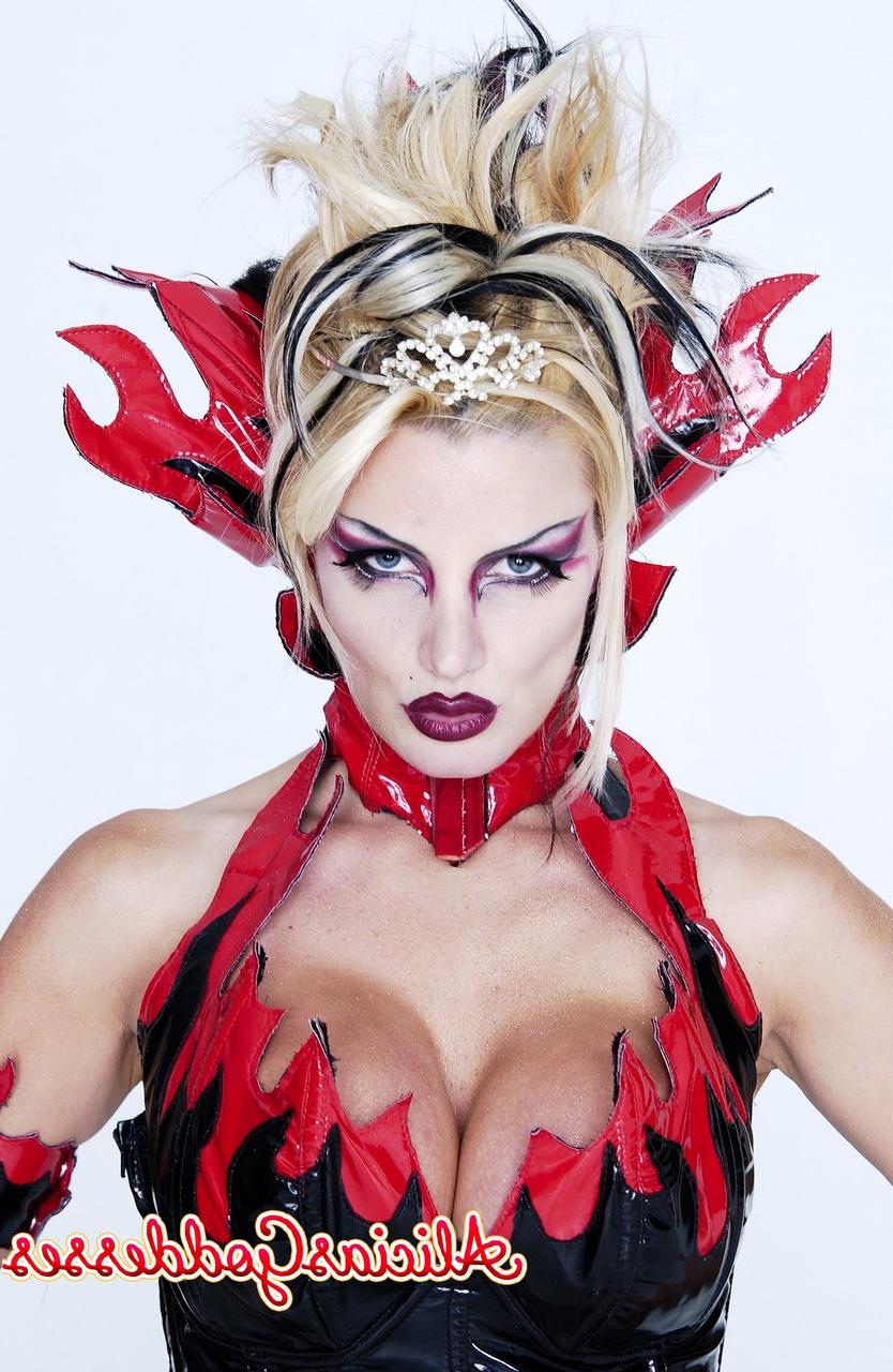 20P A estrela pornô gostosa BrittanyAndrews posando em sua fantasia sexy de Halloween em um solo