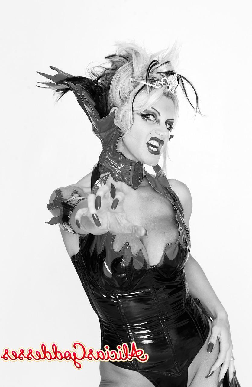 20P A estrela pornô gostosa BrittanyAndrews posando em sua fantasia sexy de Halloween em um solo