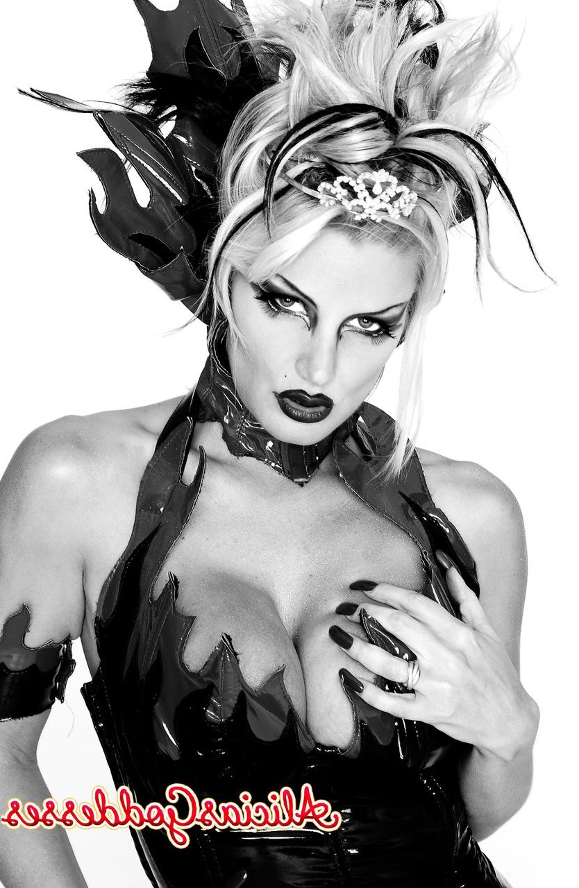 20P A estrela pornô gostosa BrittanyAndrews posando em sua fantasia sexy de Halloween em um solo