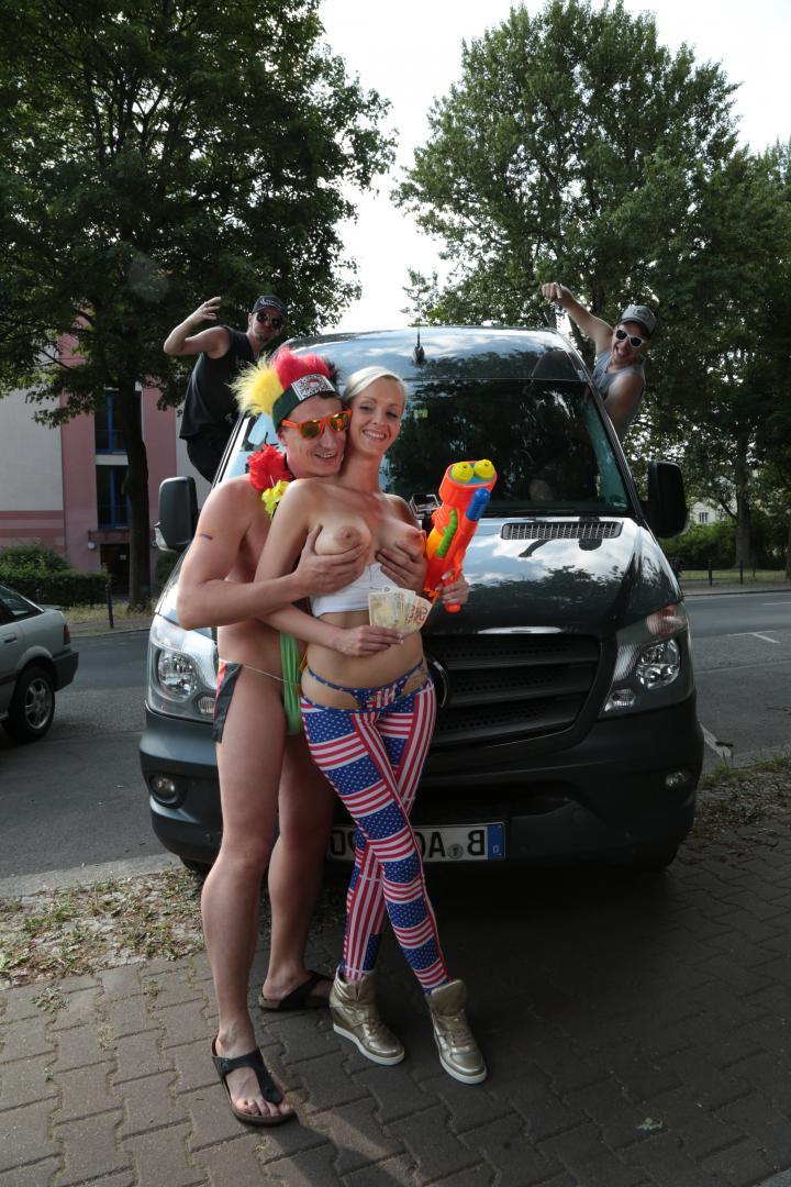 20P Heiße deutsche Blondine wird auf der Ladefläche eines Lieferwagens gebumst und schluckt Sperma