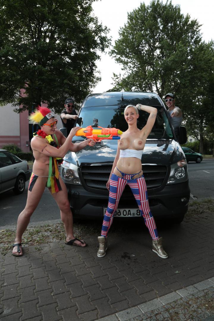20P Heiße deutsche Blondine wird auf der Ladefläche eines Lieferwagens gebumst und schluckt Sperma