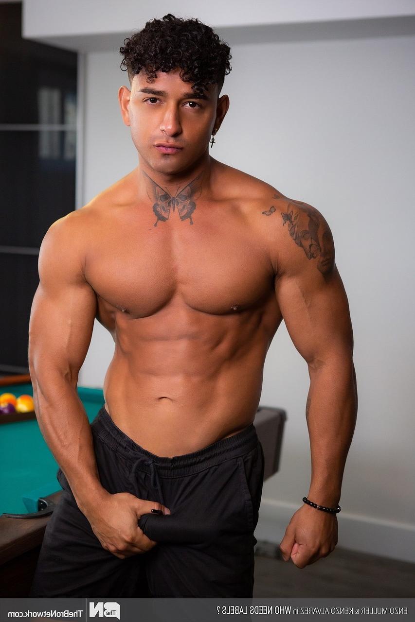 20P Muscular gay Kenzo Alvarez enjoys hardcore anal sex with a hot bottom
