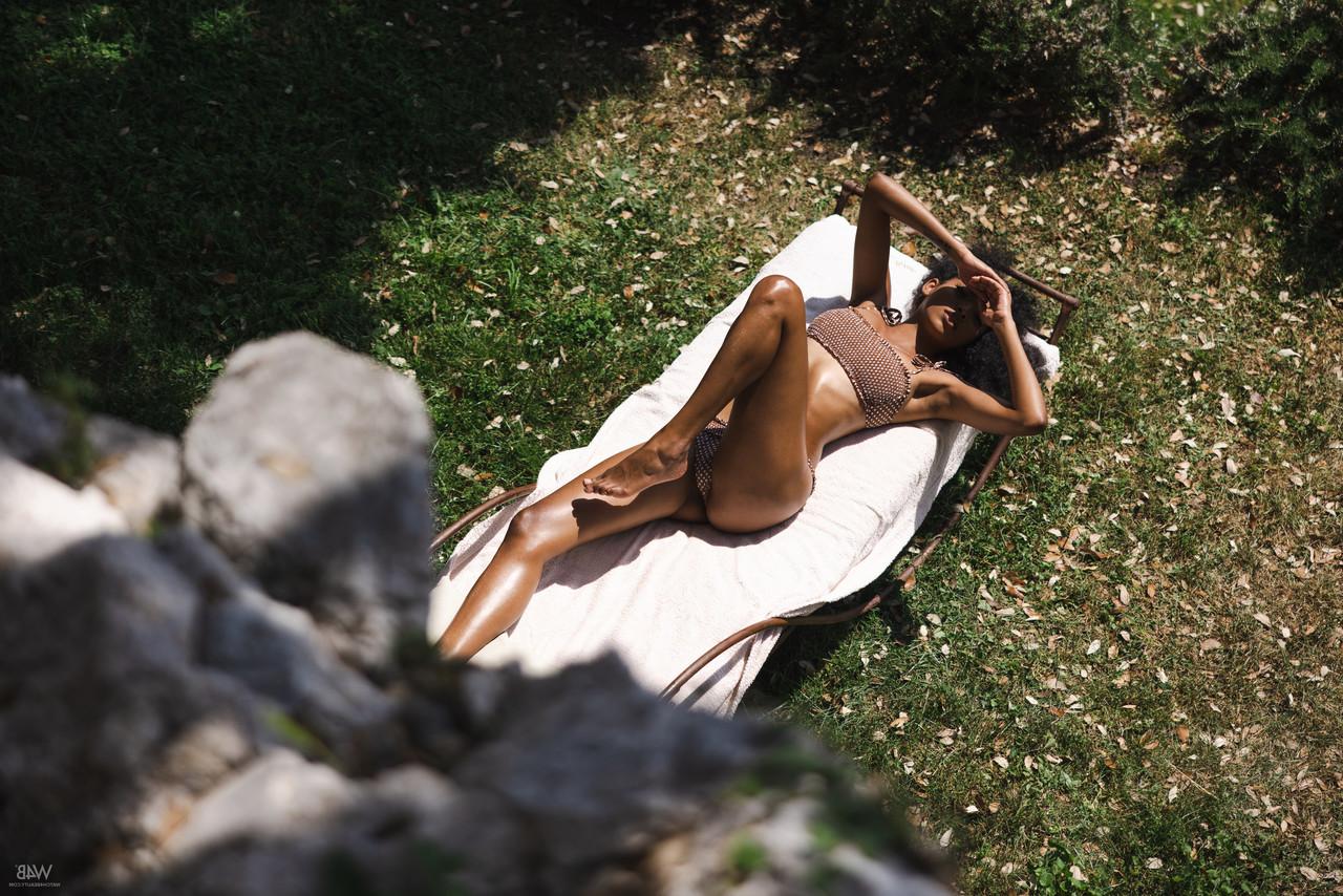 20P La glamorosa Barbie latina posa en su sexy bikini y muestra sus tetas