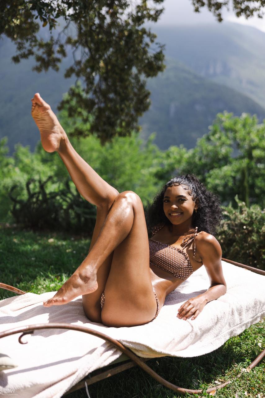 20P La glamorosa Barbie latina posa en su sexy bikini y muestra sus tetas