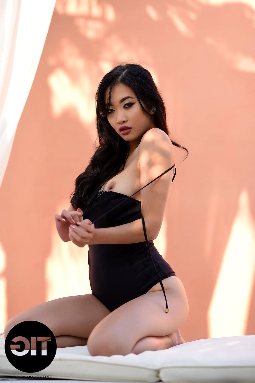 20P La caliente asiática reina se quita el body negro y hace alarde de sus curvas al aire libre
