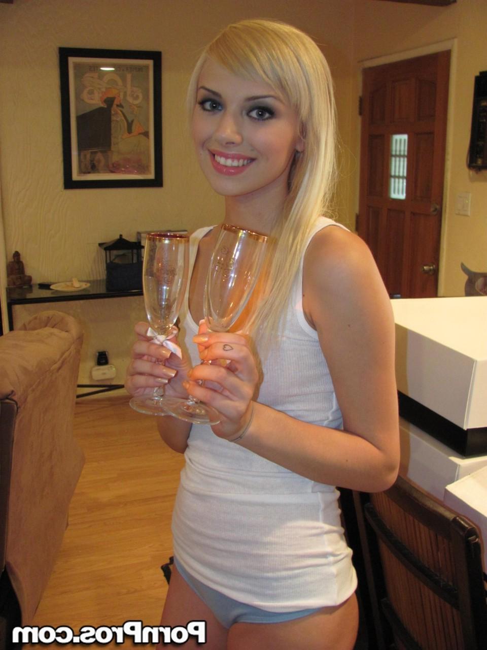 19P La belle jeune Emma Mae suce une grosse bite et se fait défoncer la chatte.