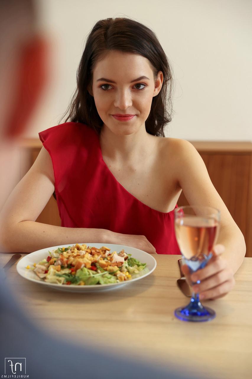 20P Anie Darling, une jeune en robe rouge, se fait manger et baiser la chatte après un dîner.