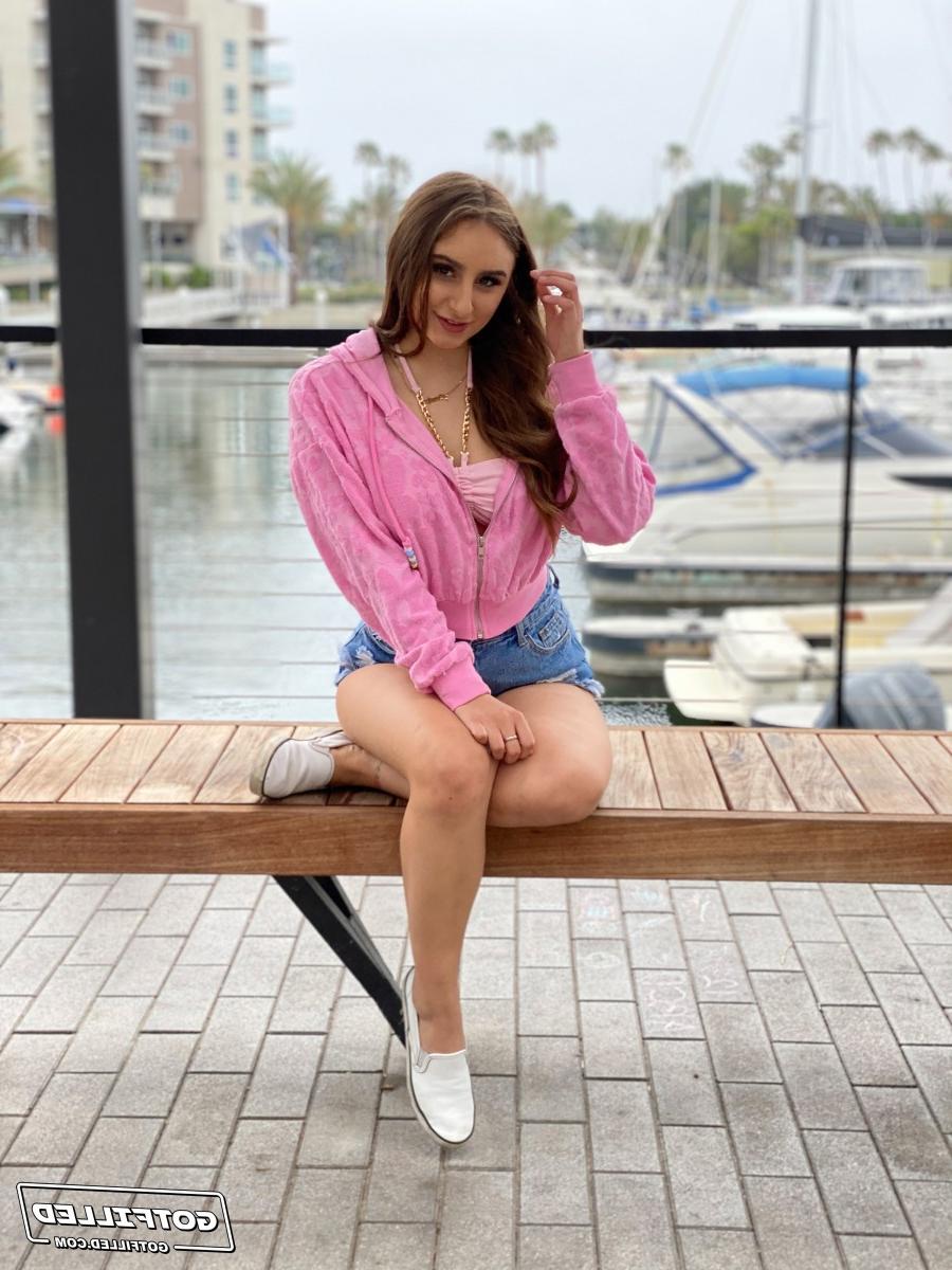 20P Penelope Kay modelliert einen Bikini in einem Jachthafen, bevor sie drinnen POV-Sex hat