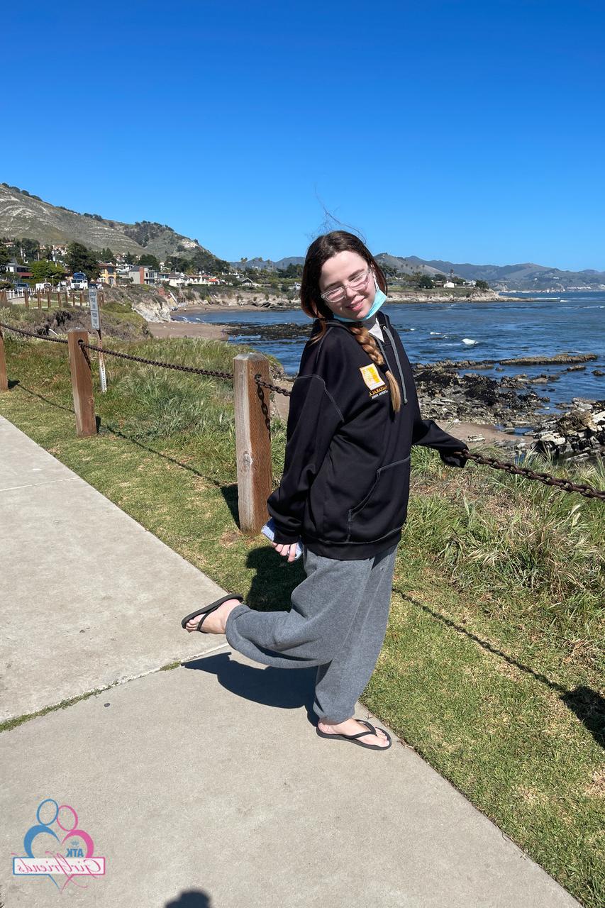 20P A namorada amadora Alina West mostra seus pés, buracos e bunda grande em um solo