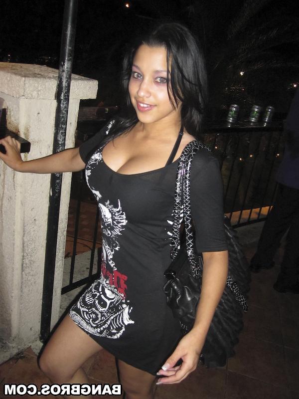20P Hermosa adolescente latina es recogida en público antes de mostrar sus curvas