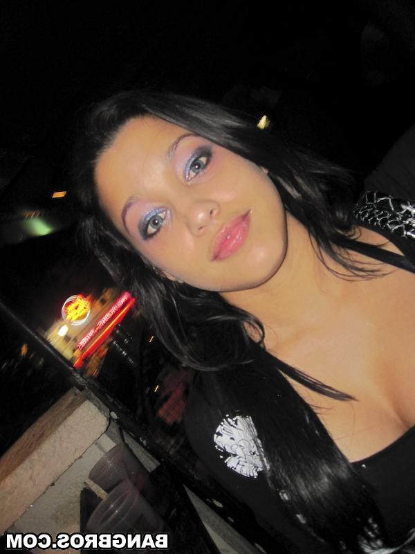 20P Hermosa adolescente latina es recogida en público antes de mostrar sus curvas