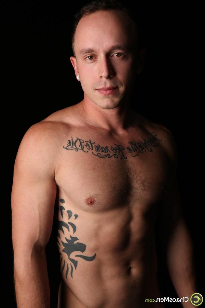 20P Le charmant mannequin gay Deryck Dwyer révèle son corps bronzé et sa grosse bite