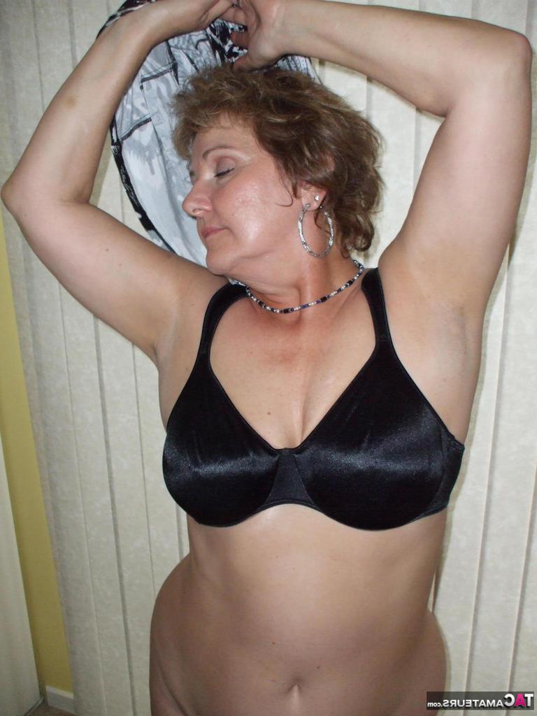 20P Die reife Amateurin Busty Bliss hält ihre Brüste, nachdem sie ihre Strumpfhose heruntergezogen hat