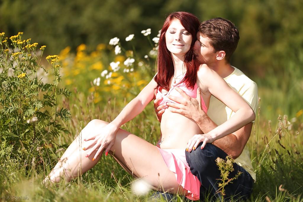 16P Kattie, une superbe rousse européenne, fait du sexe hardcore en plein air.