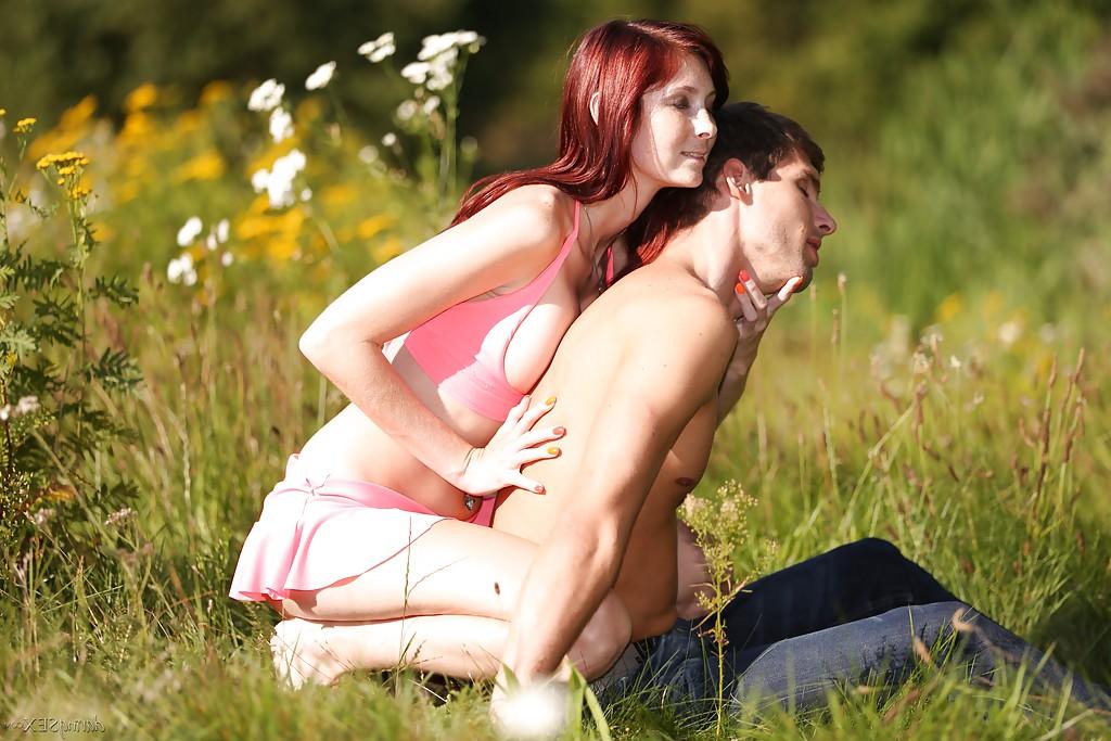 16P Kattie, une superbe rousse européenne, fait du sexe hardcore en plein air.