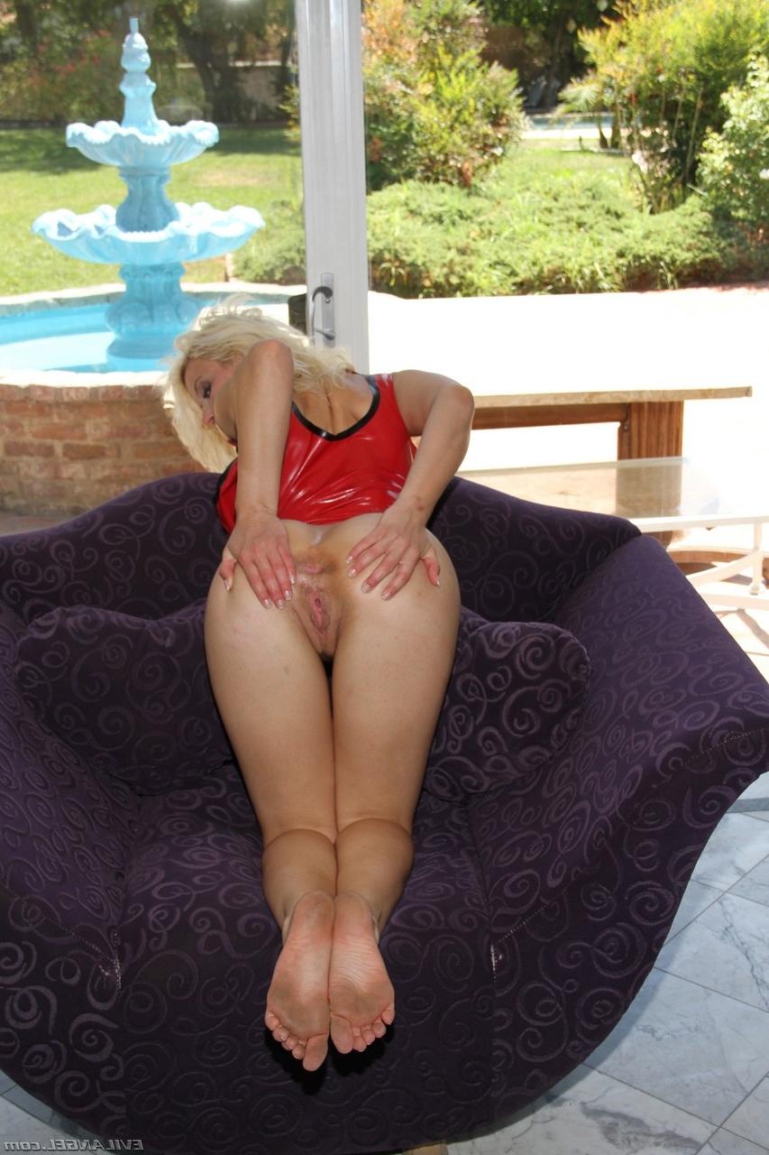 17P La zorra rubia Anikka Albrite se desabrocha el vestido de látex antes del sexo duro