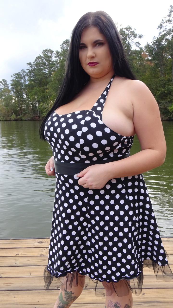 18P 太ったいたずらっ子キティが水玉模様のドレスを着てからかい、巨乳を露出