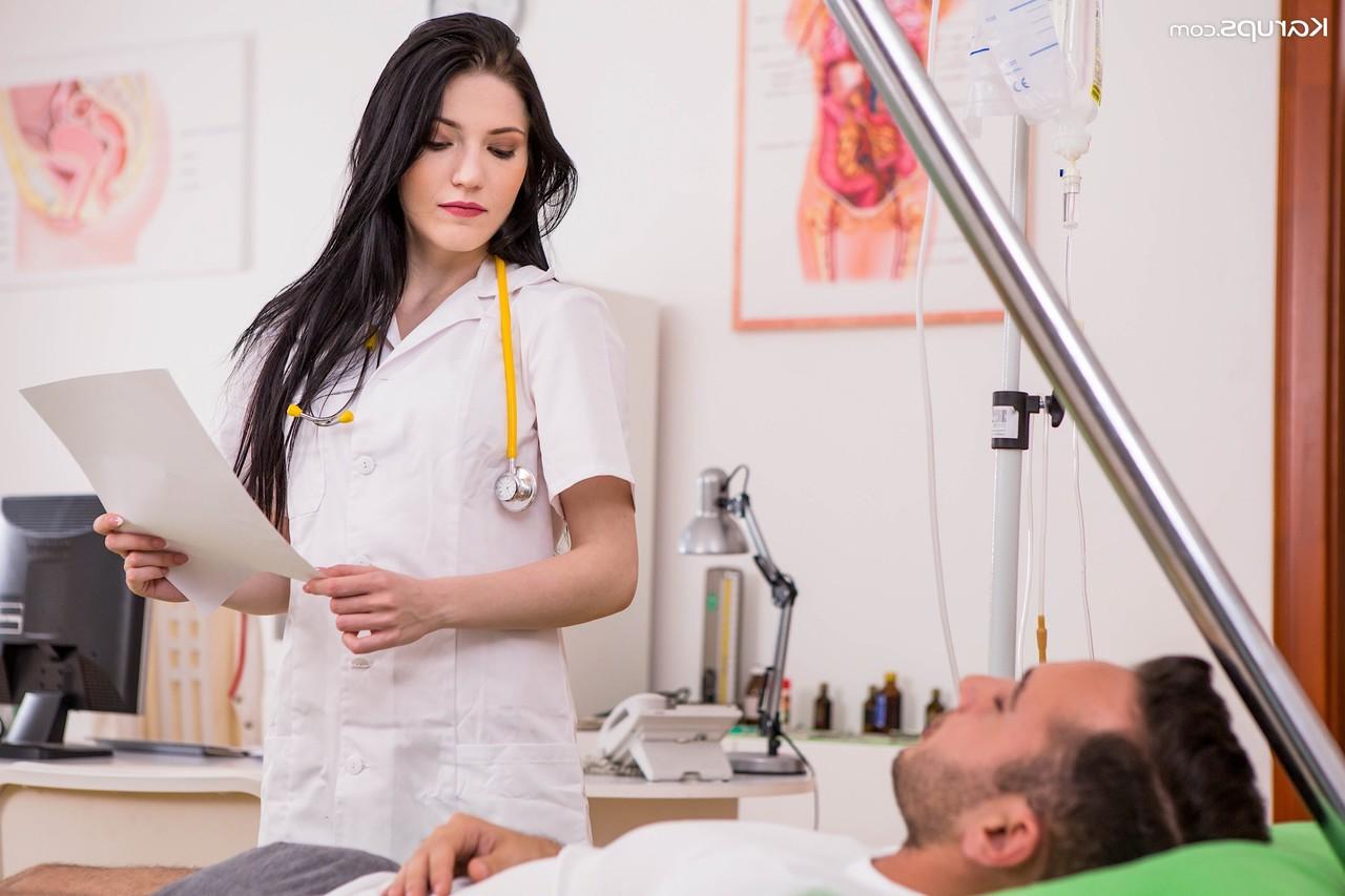 18P L'infirmière aux cheveux noirs Mia Evans monte sur la bite d'un patient en bas blancs.