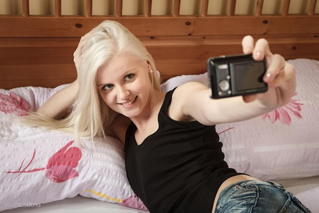 16P La jeune blonde Andralin prend des selfies tout en se déshabillant avec de jolis bas.