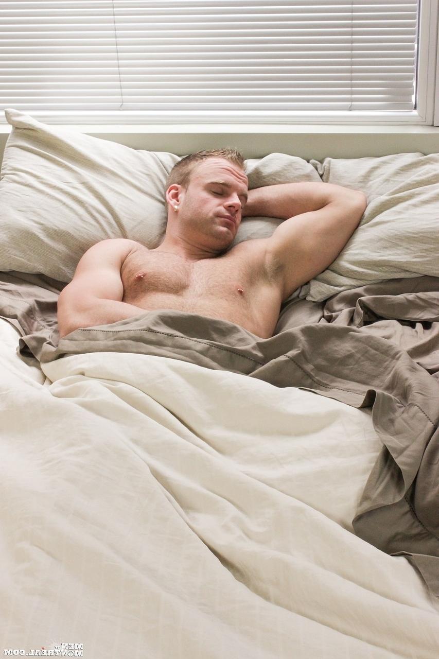 15P Der schwule Amateur-Hottie Jimmy Dube schnappt sich am frühen Morgen seinen großen Arsch und Schwanz