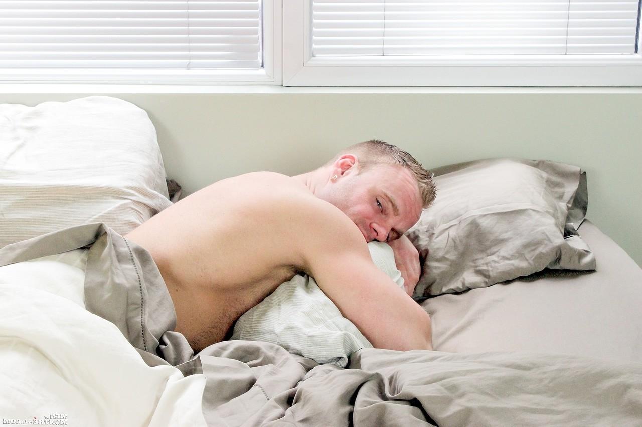 15P Der schwule Amateur-Hottie Jimmy Dube schnappt sich am frühen Morgen seinen großen Arsch und Schwanz