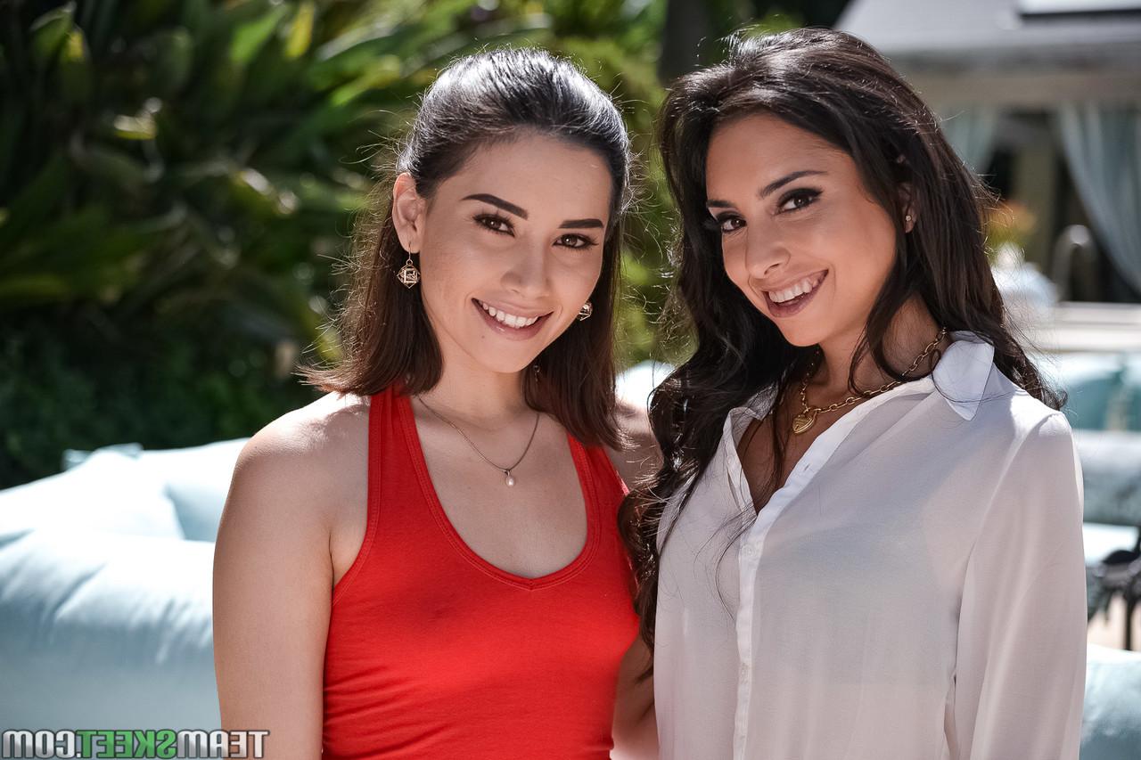 16P La madrastra Trinity St. Claire y la sexy adolescente Aria Lee provocando con culos calientes