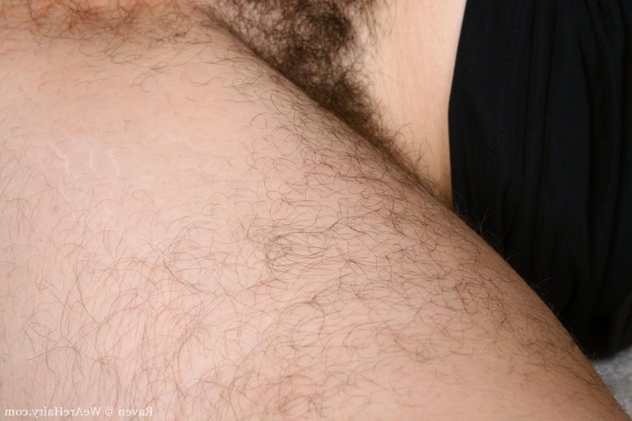 18P Une fille brune en corbeau noir montre ses seins naturels et frotte sa chatte poilue.