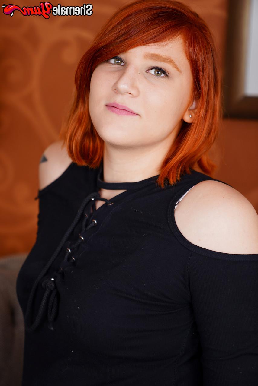 16P A travesti ruiva gordinha Ashlee Alespia revela sua bunda grande e seu belo pau