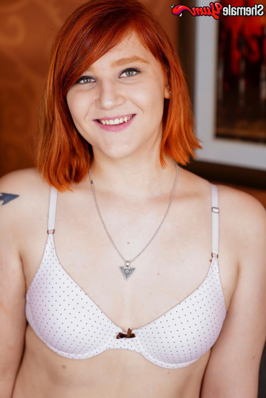 16P A travesti ruiva gordinha Ashlee Alespia revela sua bunda grande e seu belo pau