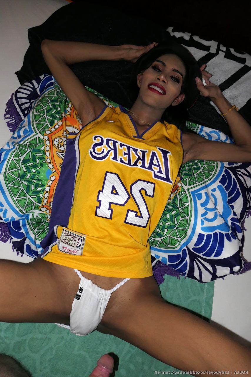 20P La sexy transexual delgada Polla muestra su gran polla y su atractivo agujero de amor anal