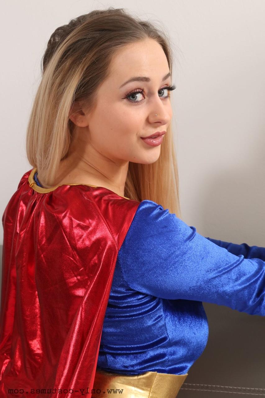 20P A britânica Emma Rachael tira seu uniforme sexy e mostra seus peitos grandes