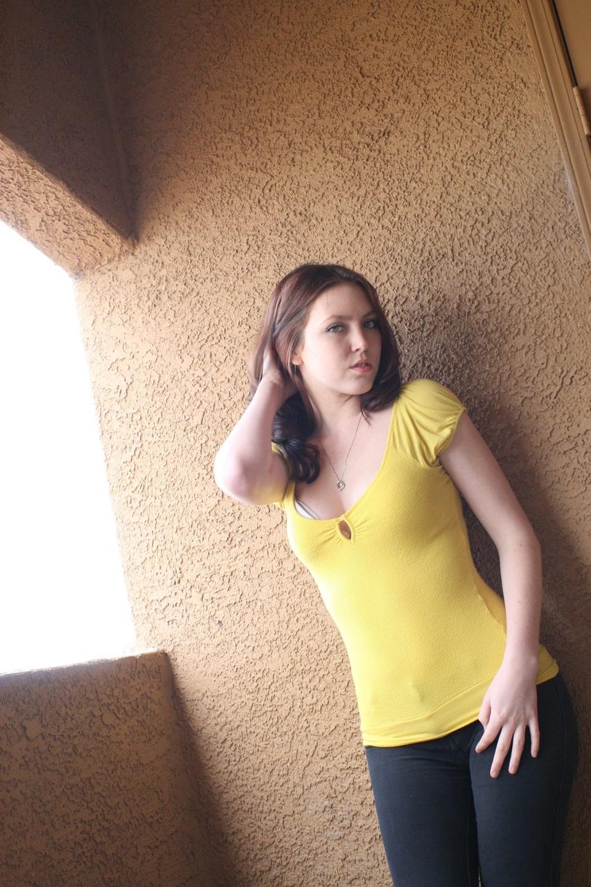 20P A adolescente amadora de cabelos escuros Megan Loxx mostra seus juggs naturais e espólio firme