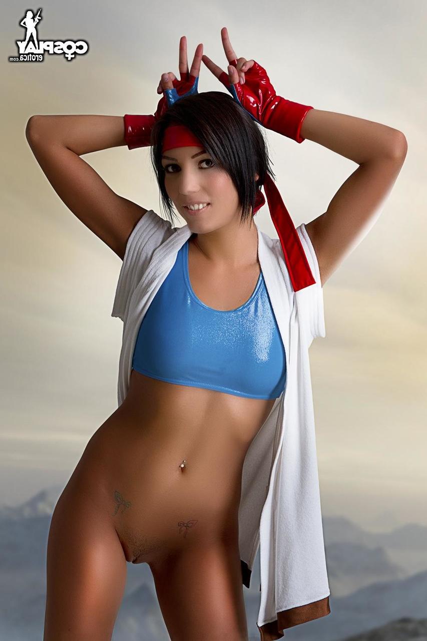 12P Linda morena libera seu corpo duro de roupas de cosplay