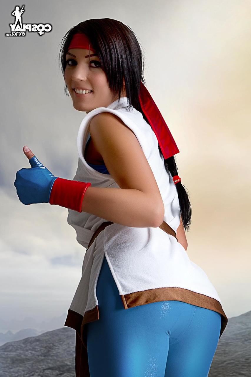 12P Linda morena libera seu corpo duro de roupas de cosplay