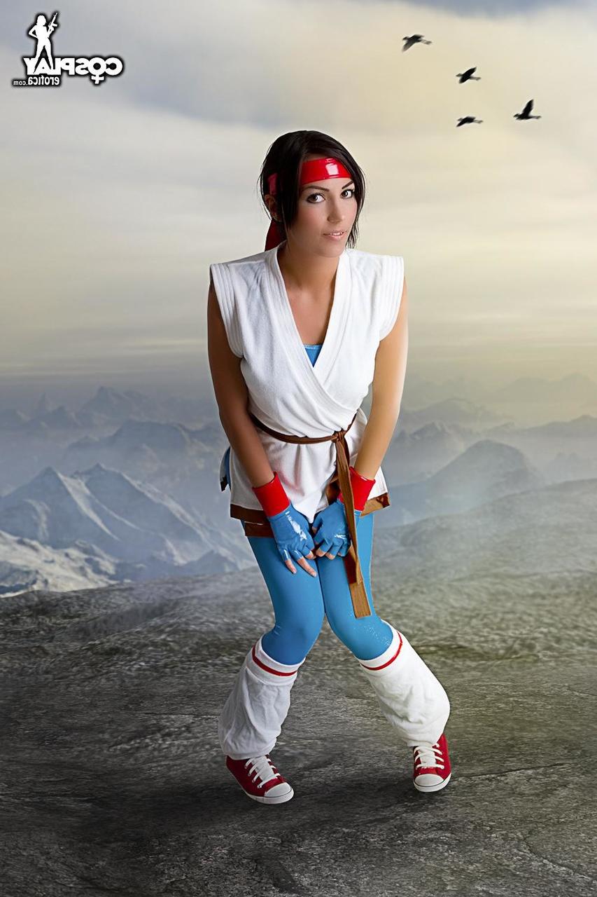 12P Linda morena libera seu corpo duro de roupas de cosplay
