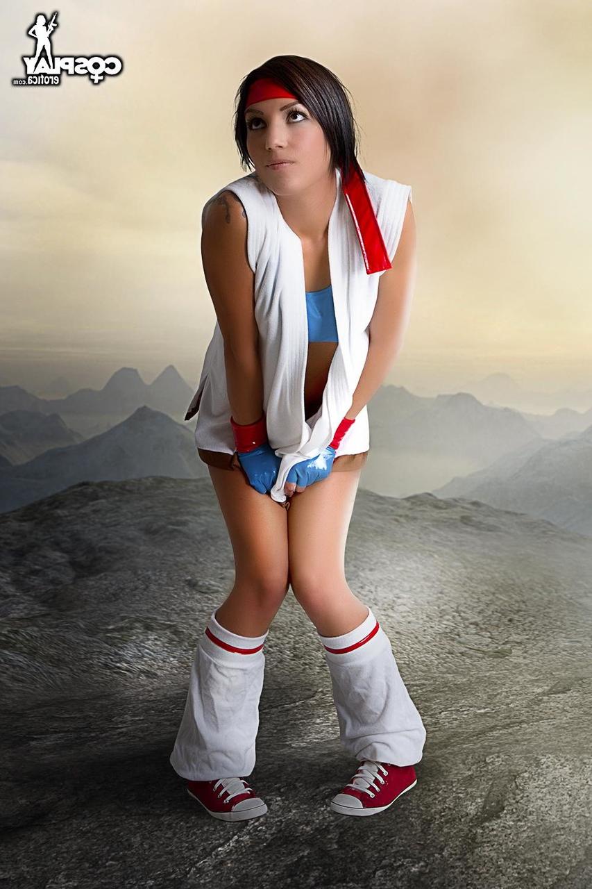 12P Linda morena libera seu corpo duro de roupas de cosplay