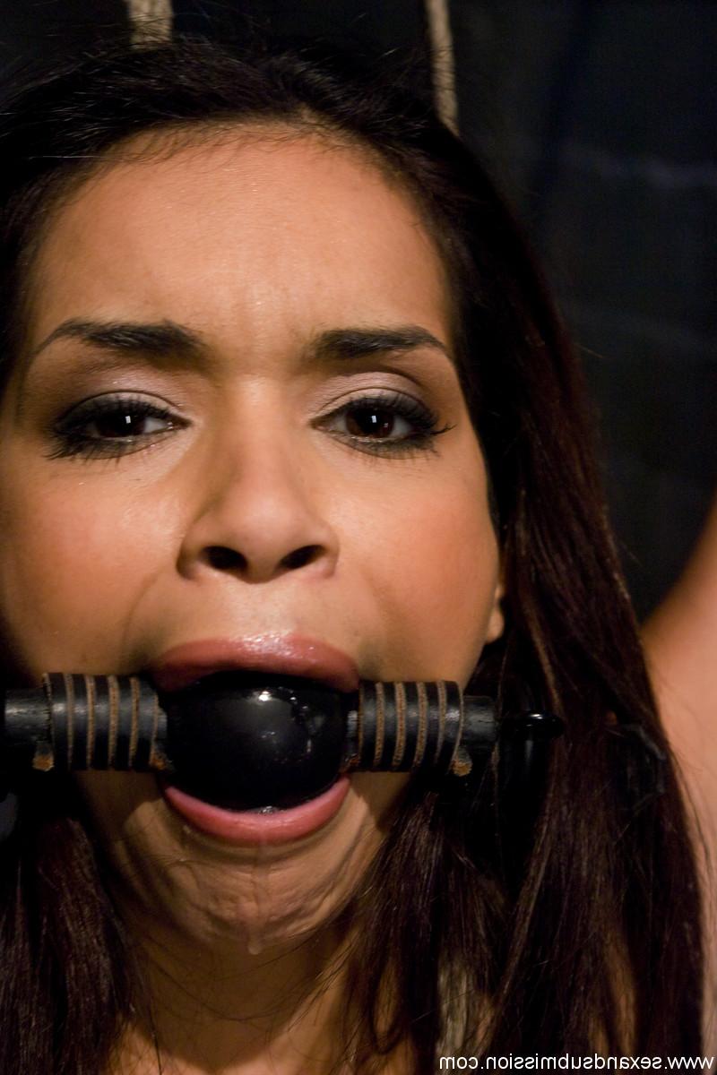 17P La tetona Daisy Marie follada en su bonita cara mientras está atada con cuerdas