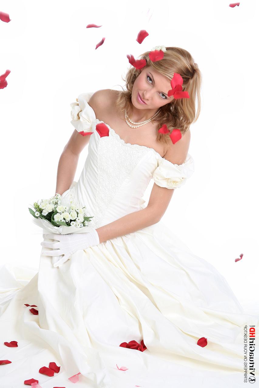 15P Une fille blonde sexy se déshabille avec ses bas de nylon blancs et sa jarretière après son mariage.