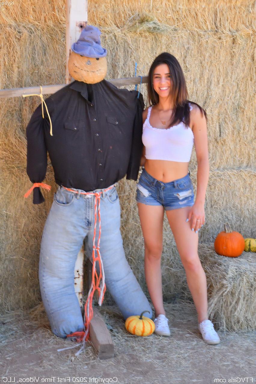 20P A sorridente gata amadora Kylie posa de short jeans e camisa branca no zoológico