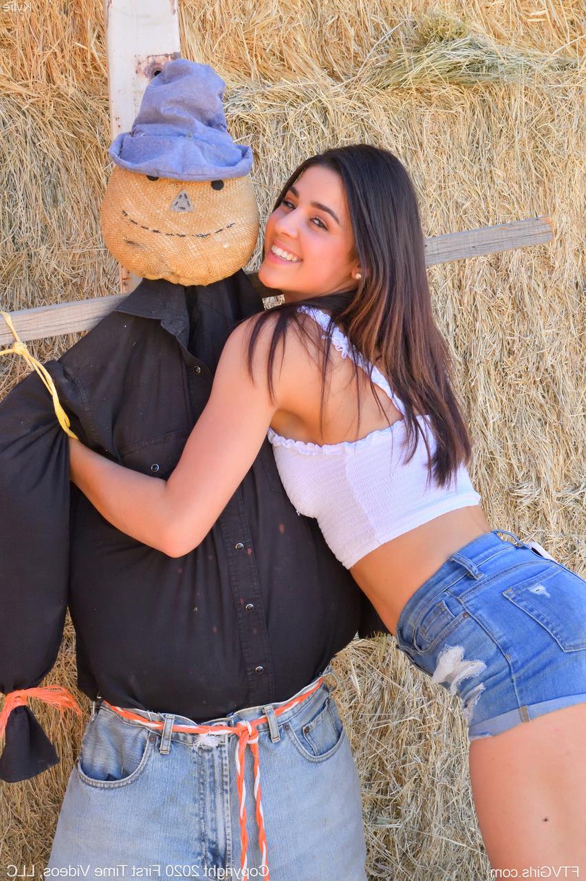 20P A sorridente gata amadora Kylie posa de short jeans e camisa branca no zoológico