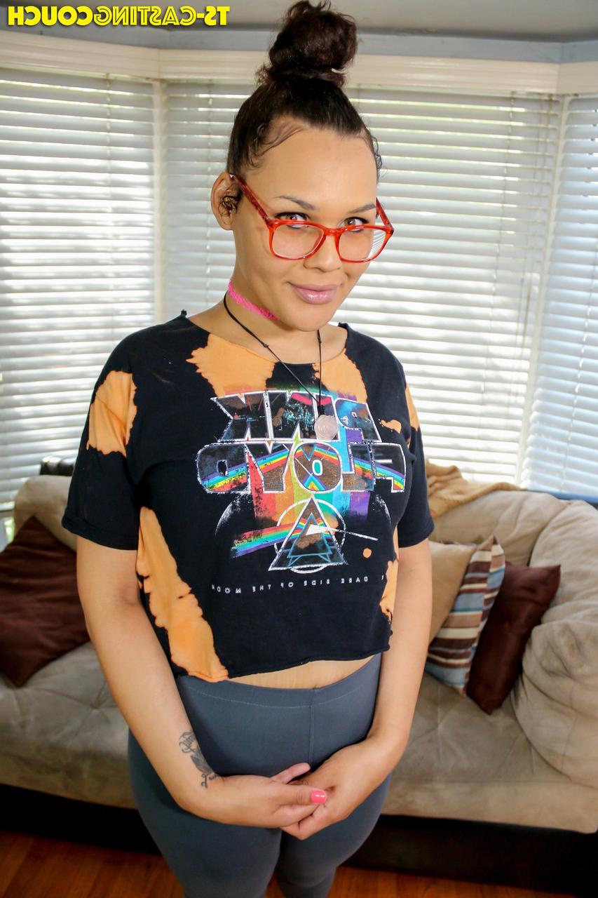 16P Curvy shemale Daizy Blaze TSC shows off her big ass & her tiny dick